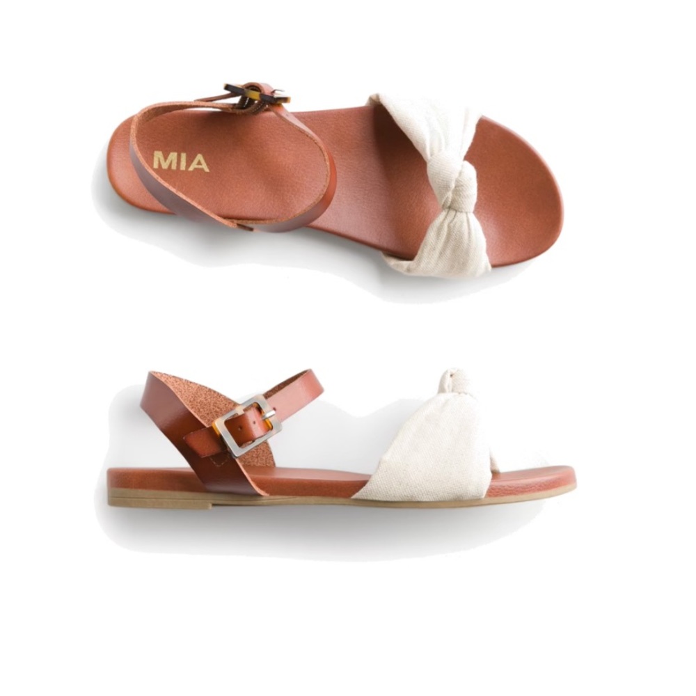 7.5 wide sandal. Top knot. White and tan